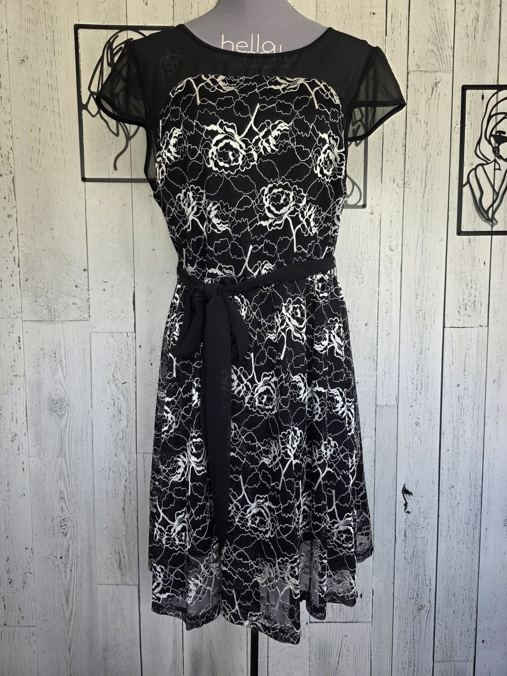 Suzy Shier Black & Ivory Floral Lace Fit & Flare Dress Size L Holiday Date Night
